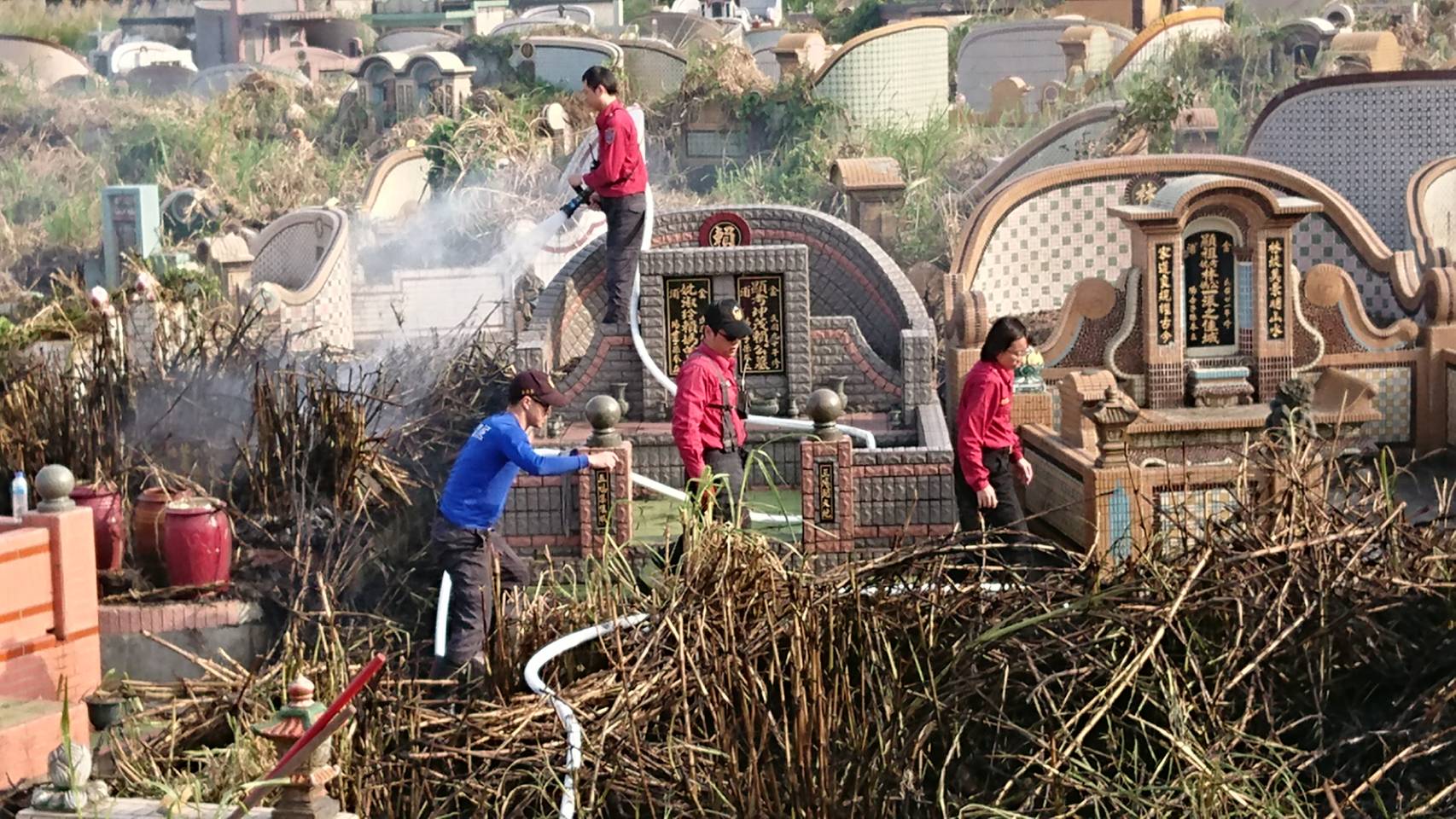 冬山鄉下火災燒死人? 原來是鹿埔公墓著火!