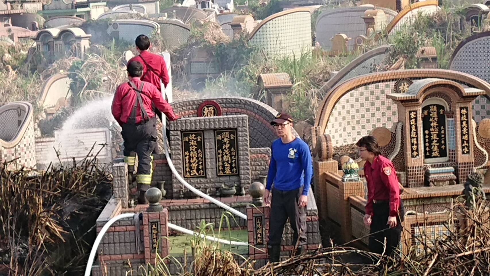 冬山鄉下火災燒死人? 原來是鹿埔公墓著火!