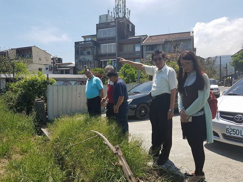 冬山鄉長謝燦輝,鄉民代表楊弘旻會同農業處人員現場勘察