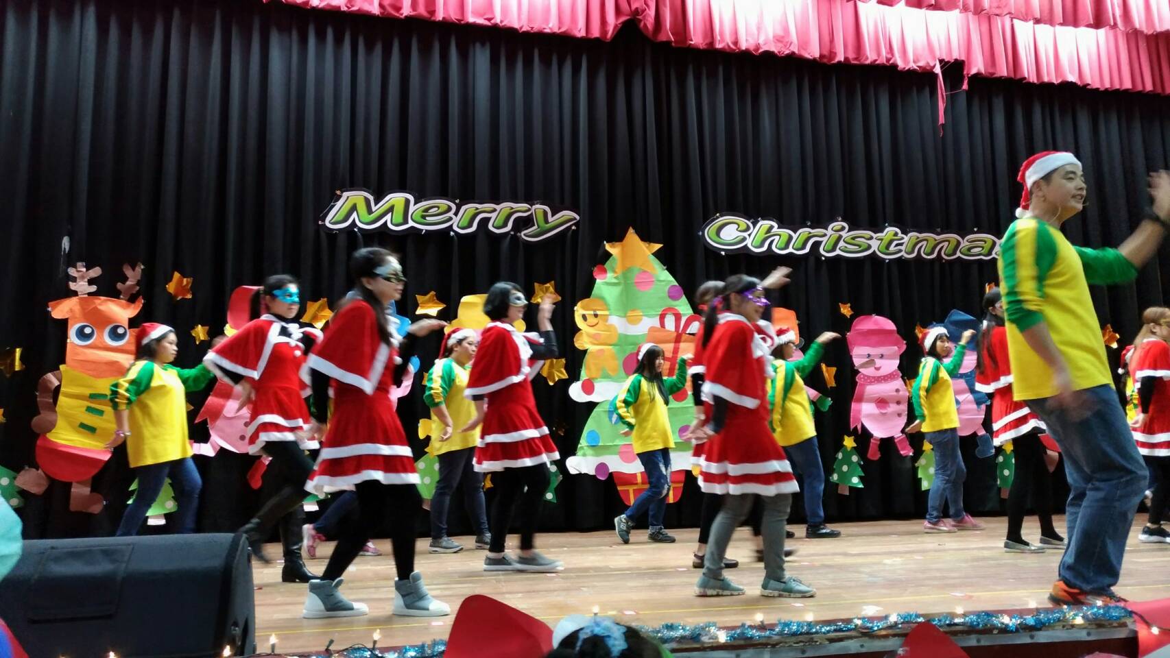 熱心的家長裝扮成聖誕媽媽，散發糖果並表演舞蹈