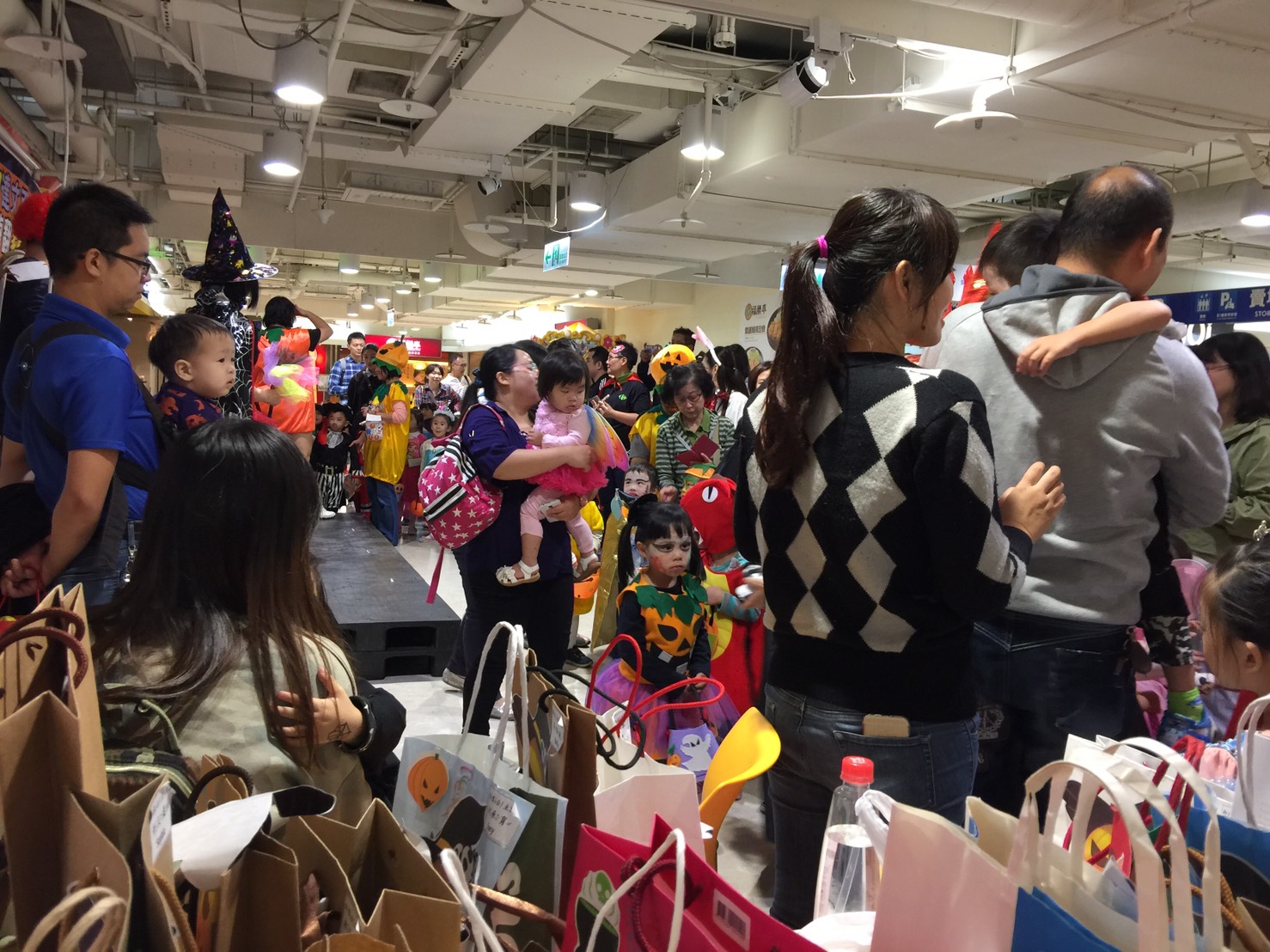 大小朋友300餘人參與活動，熱鬧滾滾