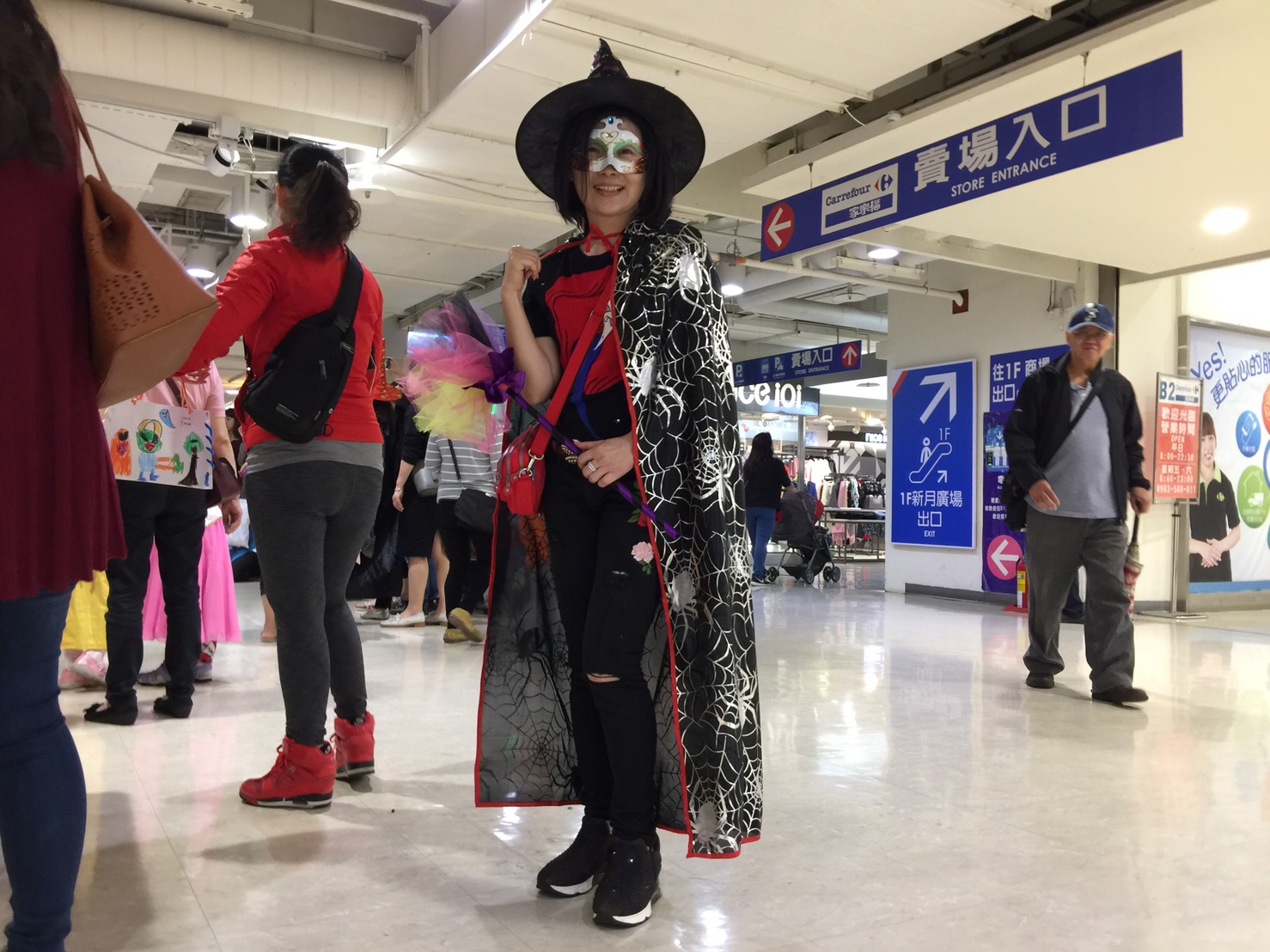 達文西教育負責人郭淑娟裝扮不落人後