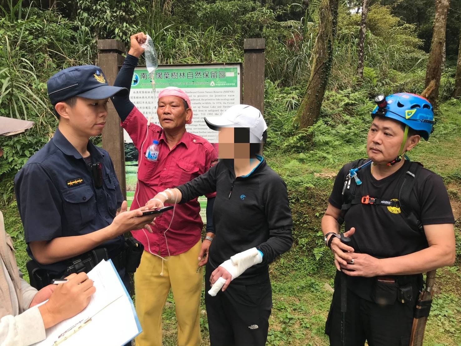 雷分隊長於救災協勤總是身先士卒,使各項勤務均順利完成,除獲得消防局肯定外,也贏得現場民眾讚許。