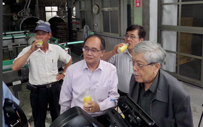 印尼前農業部長薩拉吉（右）參觀員山農會豆奶工廠