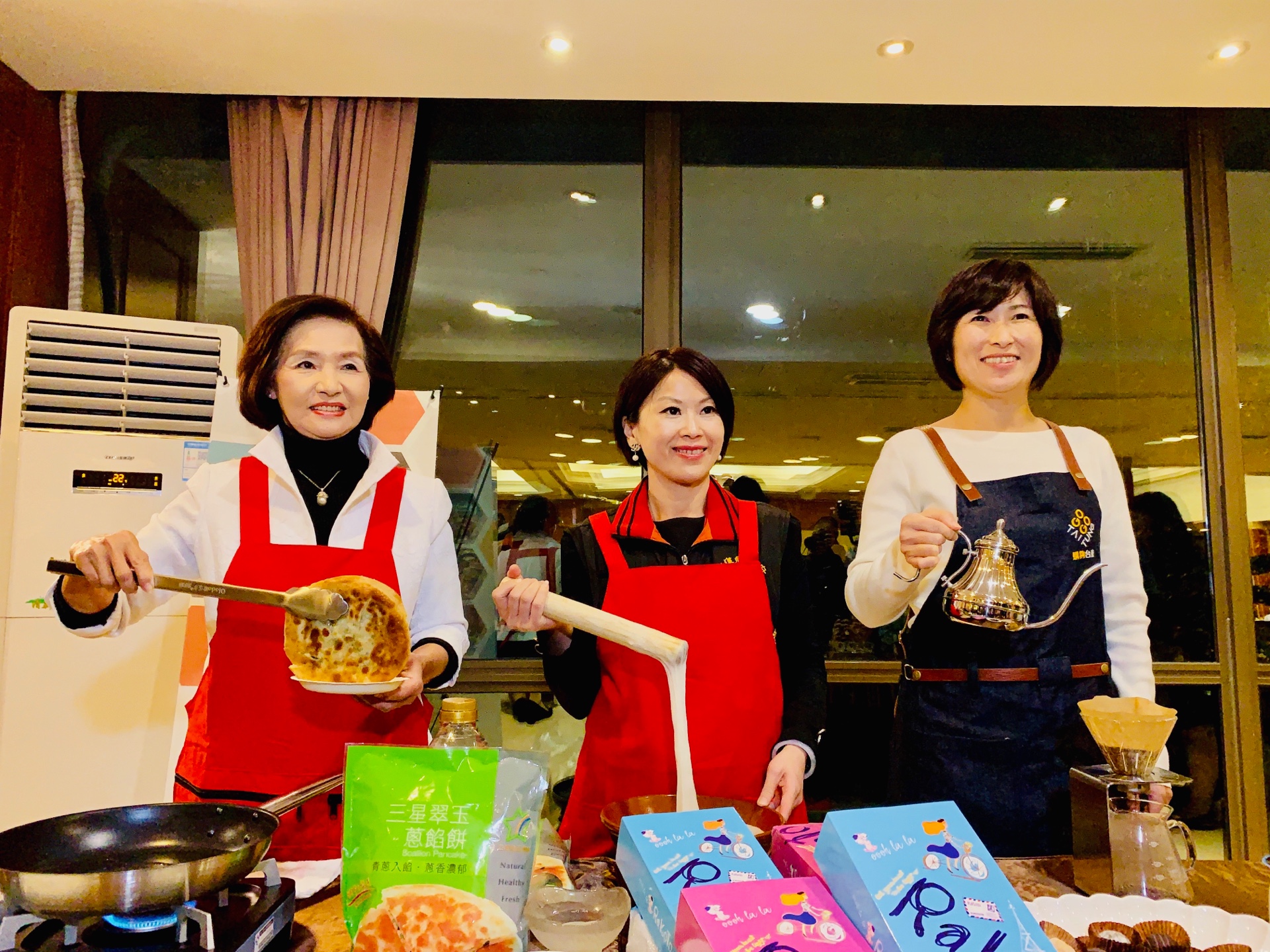 林姿妙縣長煎蔥油餅、饒縣長手沖咖啡、唐處長做麻糬，共同推廣宜花東農特產品