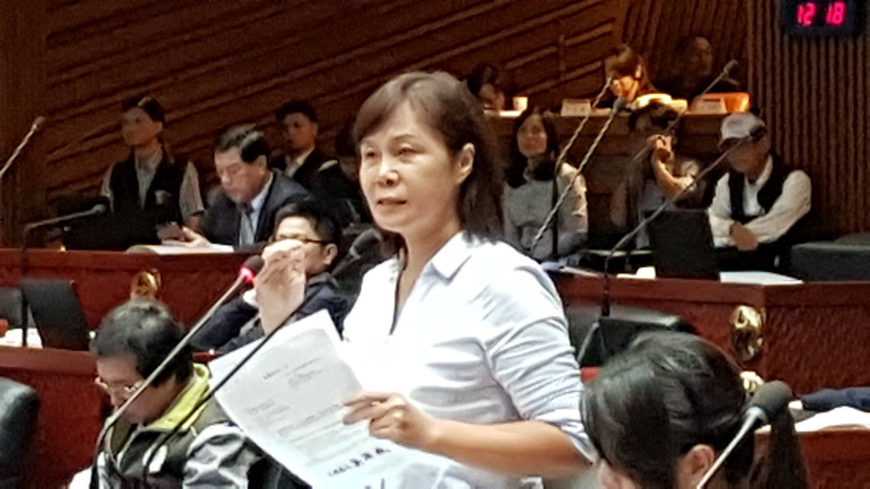 黃素琴議員質詢前夫陳金德縣長神情