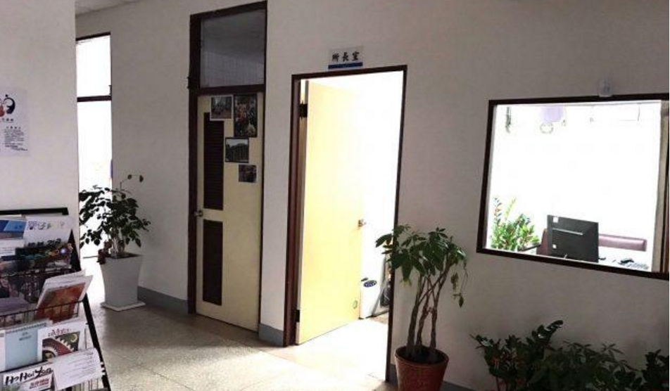 被放置日本清酒的櫃子，在「透明」的所長室內（右）