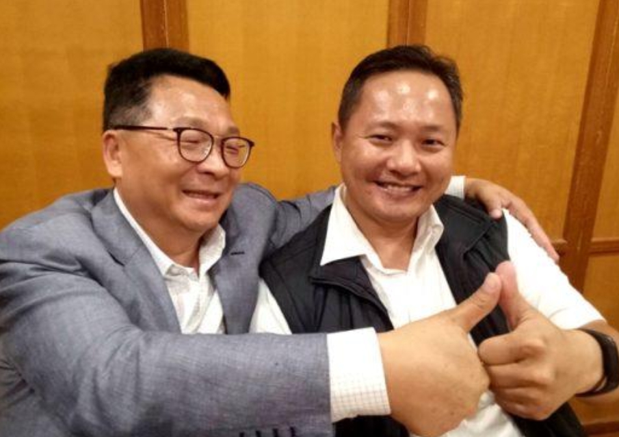 陳歐珀立委（左）曾勉勵珐濟，不要因一瓶清酒灰心