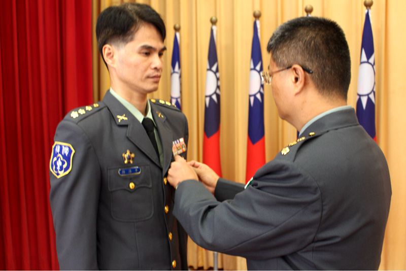 林浩平(左)獲頒金歐甲種獎章