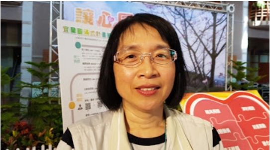 縣府新任發言人邵治綺（中）