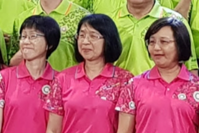 縣府新任發言人邵治綺（中）