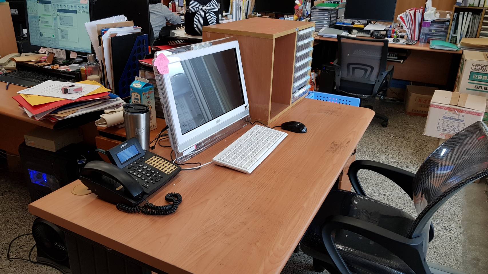 郭志遠副執行長辦公桌，沒有坐過就辭職。
