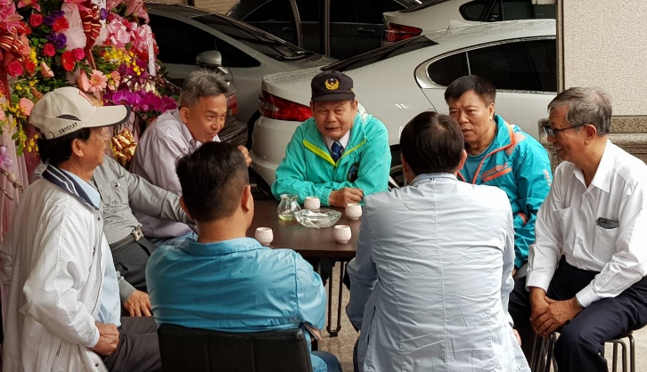 郭志遠（右2）所到之處人氣甚旺