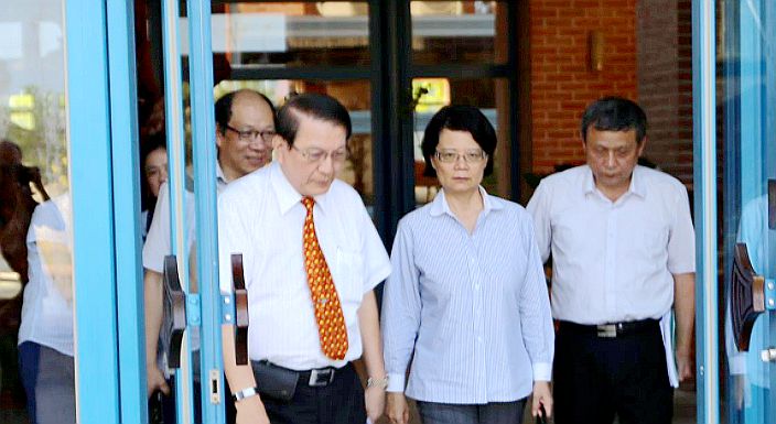 監委李月德（左）、王美玉（中）到議會拜訪議長