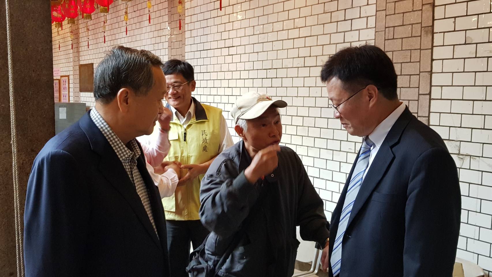 民眾在昭應宮向陳縣長陳情，希望陽大新民院區附近，能增設公車站牌。