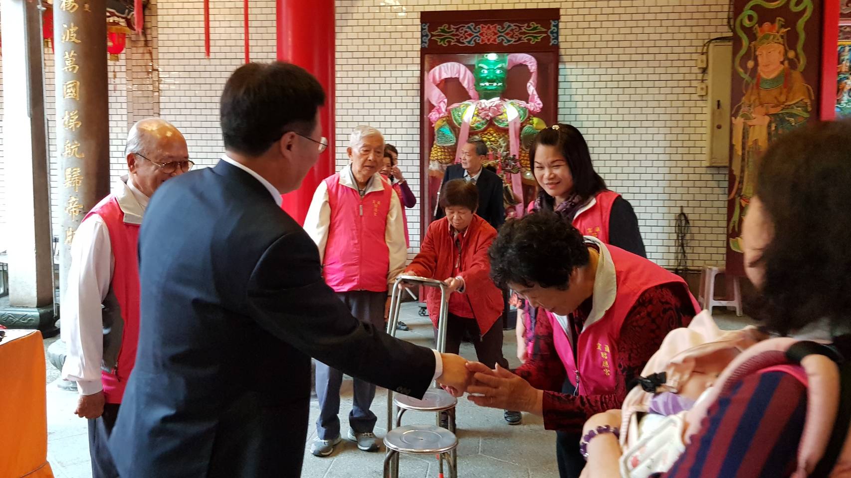 陳金德縣長在媽祖廟和信徒委員們握手