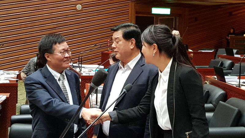 台上言辭頻交鋒  台下握手能言和？