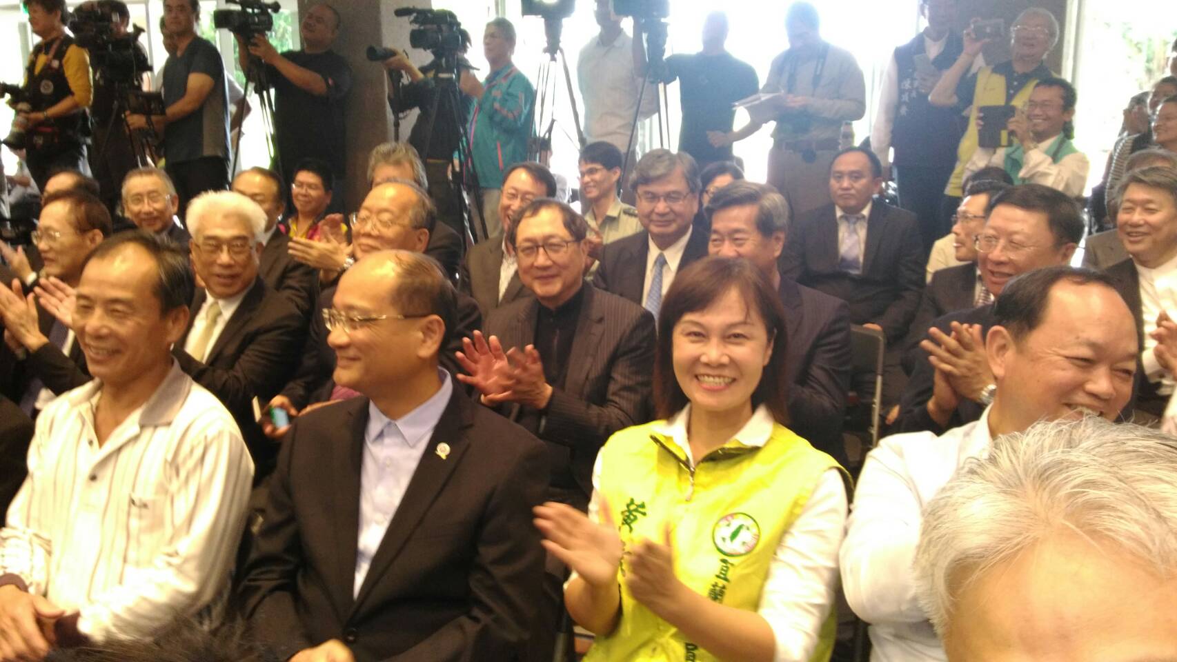 黃素琴議員聽了也拍手(左前三)