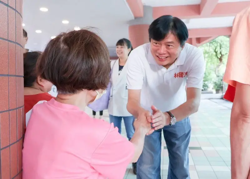 林國漳羅東晨運行程人氣旺!阿嬤叮嚀「多吃點才有體力拚」~端銀髮政策顧長輩
