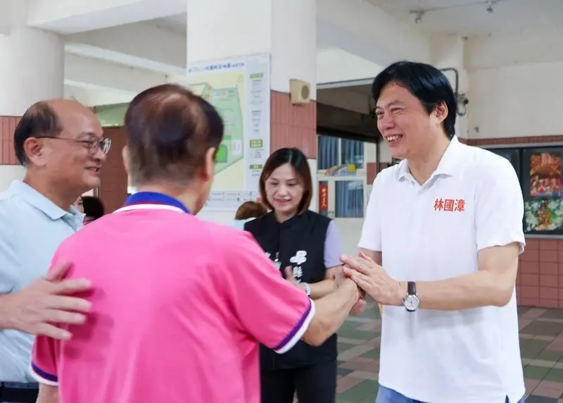 林國漳羅東晨運行程人氣旺!阿嬤叮嚀「多吃點才有體力拚」~端銀髮政策顧長輩