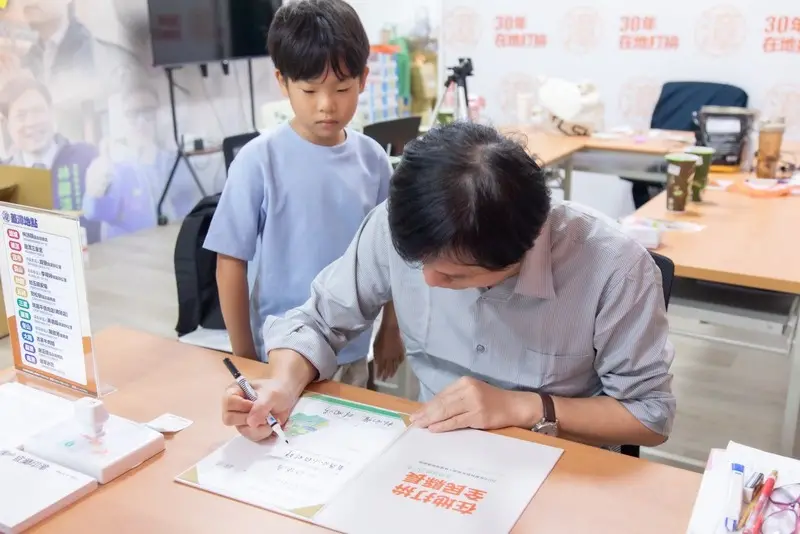 林國漳頒發首席小小設計師聘書2