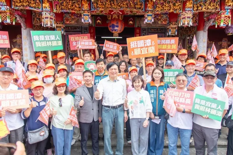 林國漳支持者宜蘭城隍廟前合影