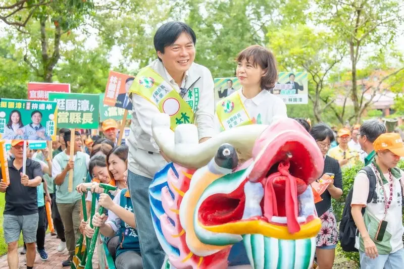 林國漳與妻子王佳珍划陸上龍舟