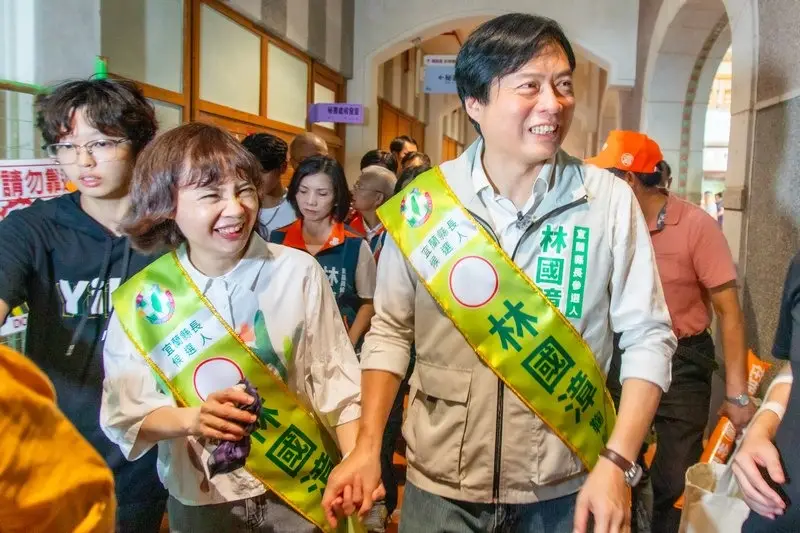 林國漳偕妻王佳珍前往登記