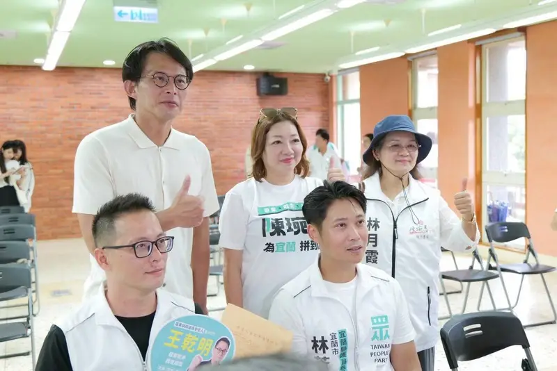 黃國昌陳琬惠陪同候選人登記