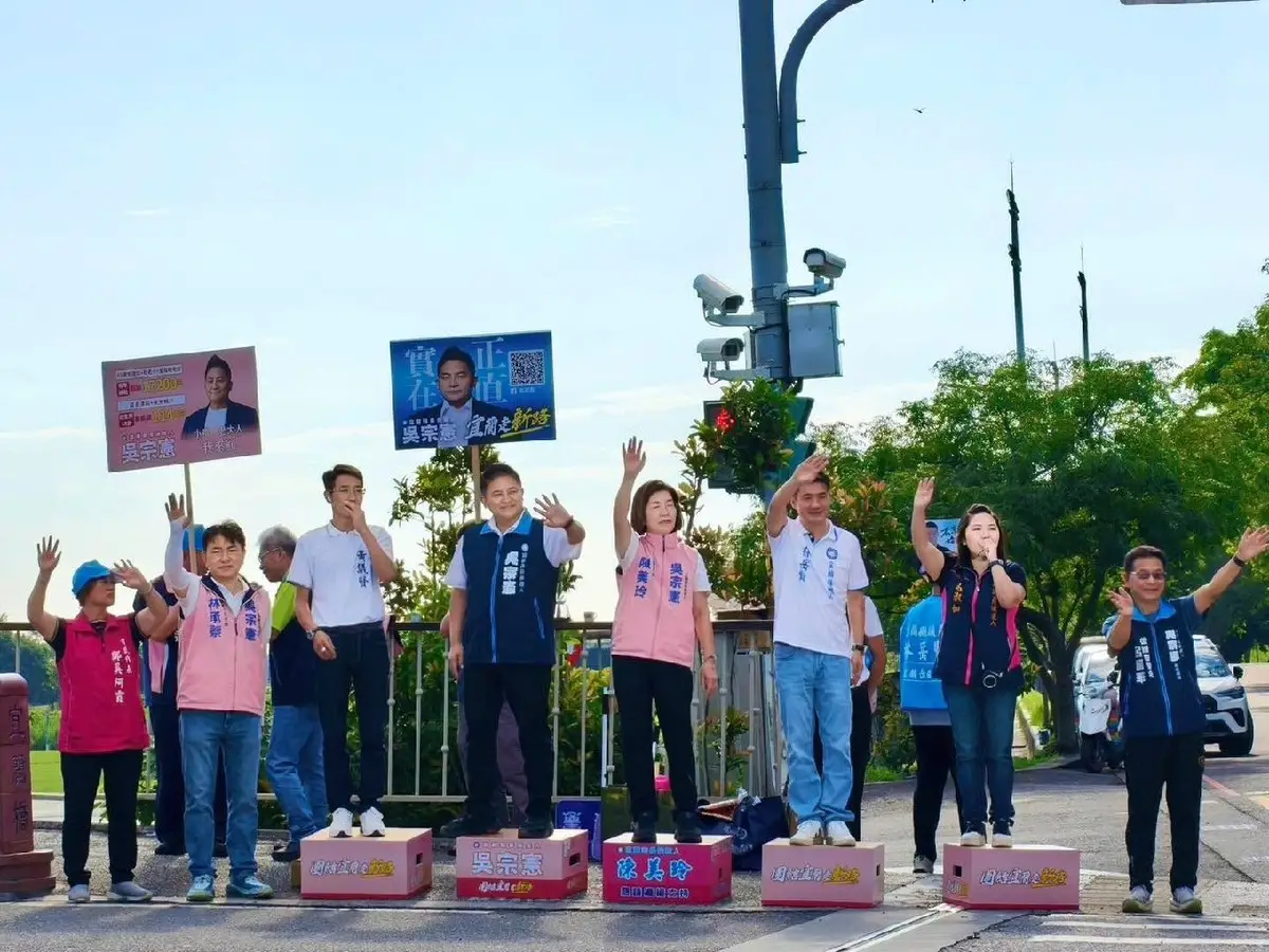 吳宗憲與民眾揮手問早安