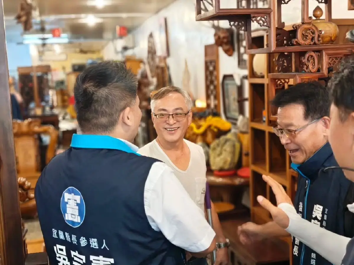 吳宗憲與民眾握手致意