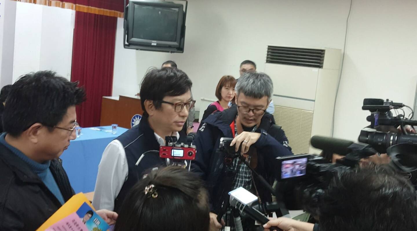 李偉華宣示參選立委初選 展現不俗清新形象