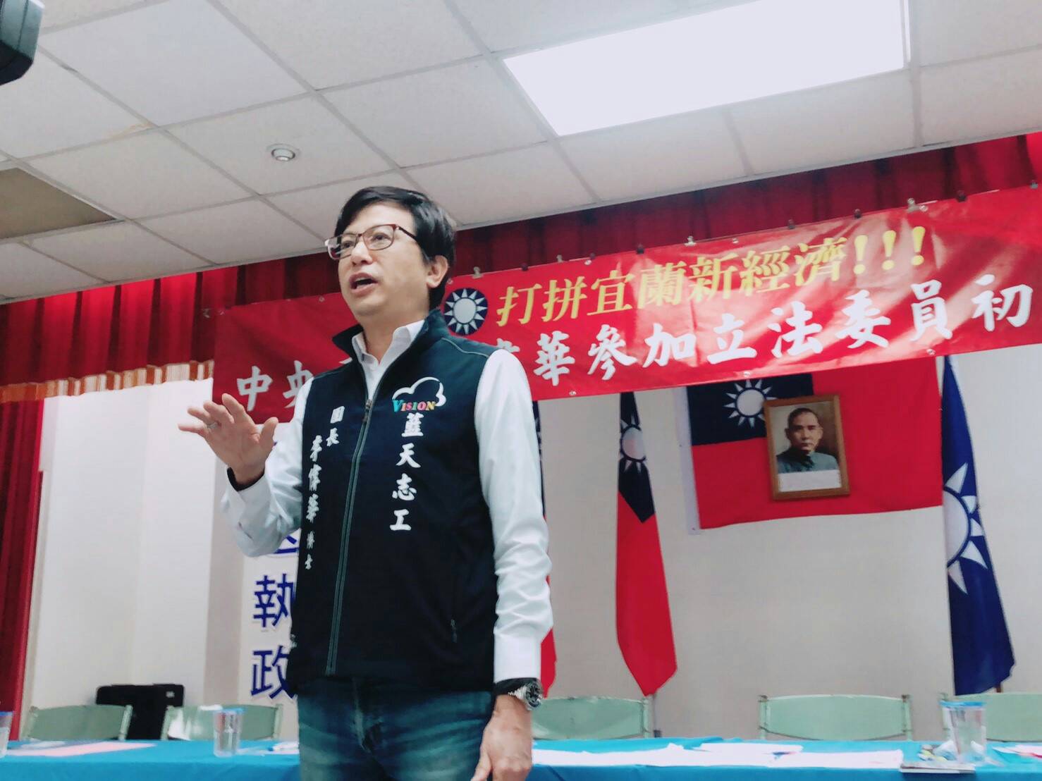 李偉華宣示參選立委初選 展現不俗清新形象