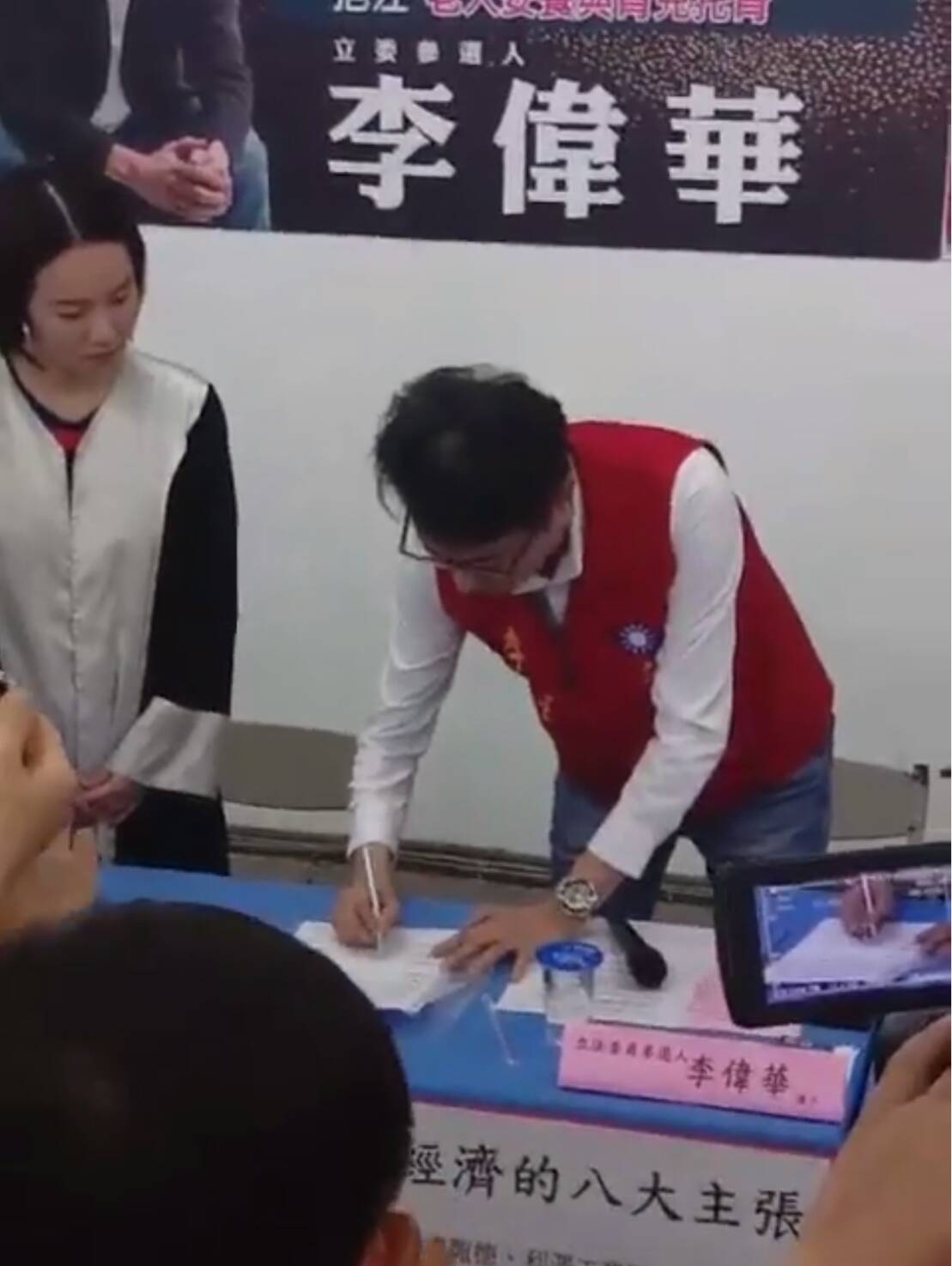 李偉華並提出振興宜蘭新經濟的八大主張。