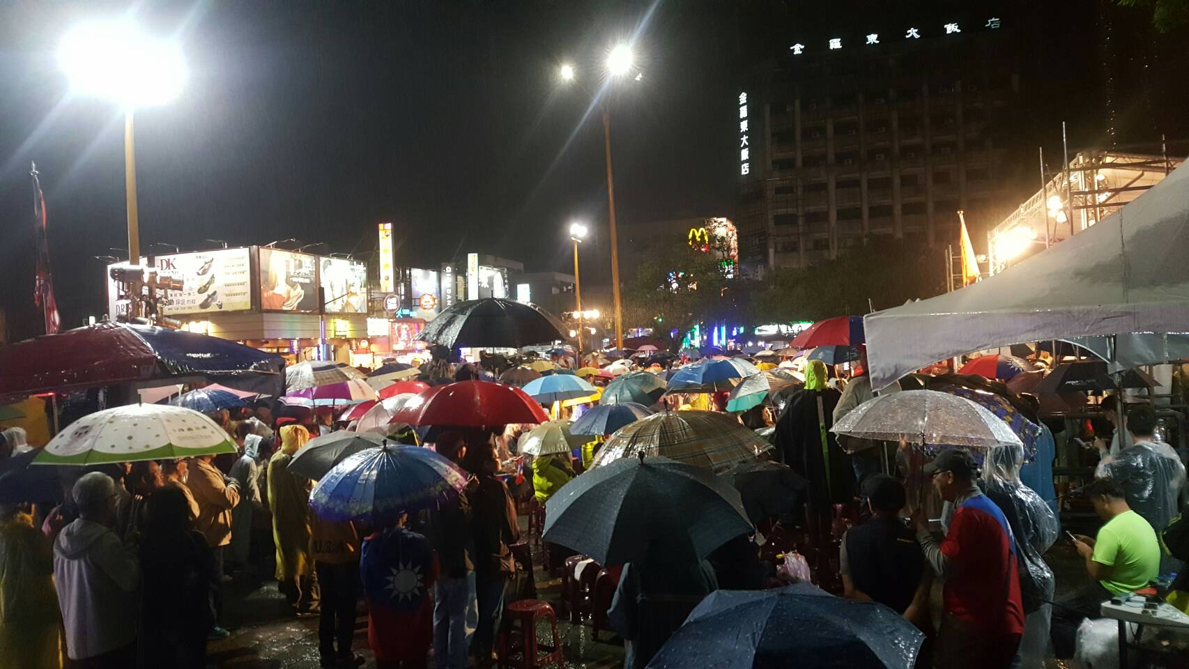 寒天濕雨澆不熄熱情 庶民列車羅東展毅力