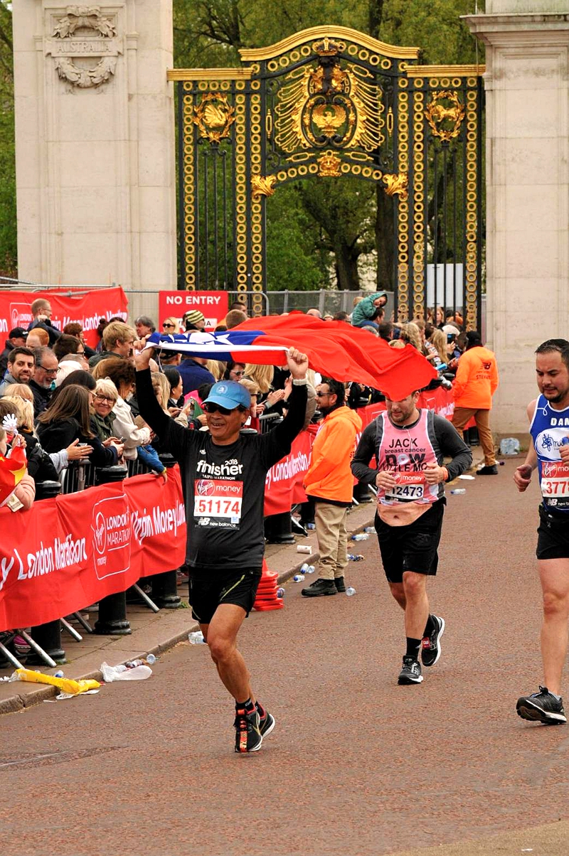 呂國華舉著國旗參加世界有名的馬拉松六大賽