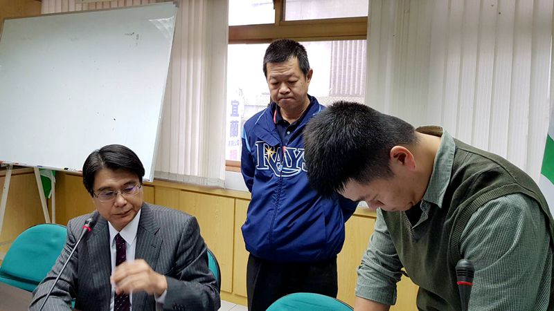 左起林進財、陳文新、侯協利，進行民調拆封。