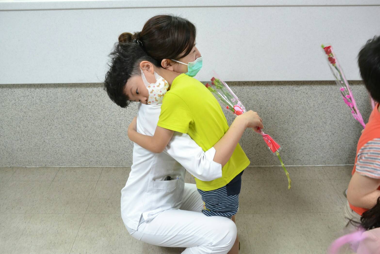 平凡中的偉大 護理師接受幼兒獻上康乃馨剎時淚崩
