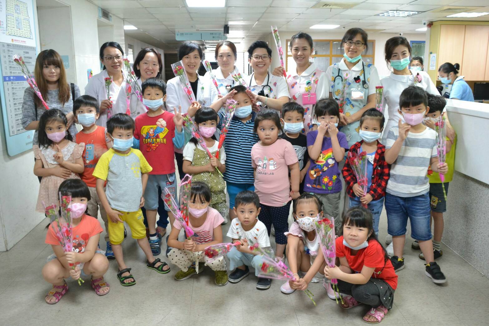 平凡中的偉大 護理師接受幼兒獻上康乃馨剎時淚崩