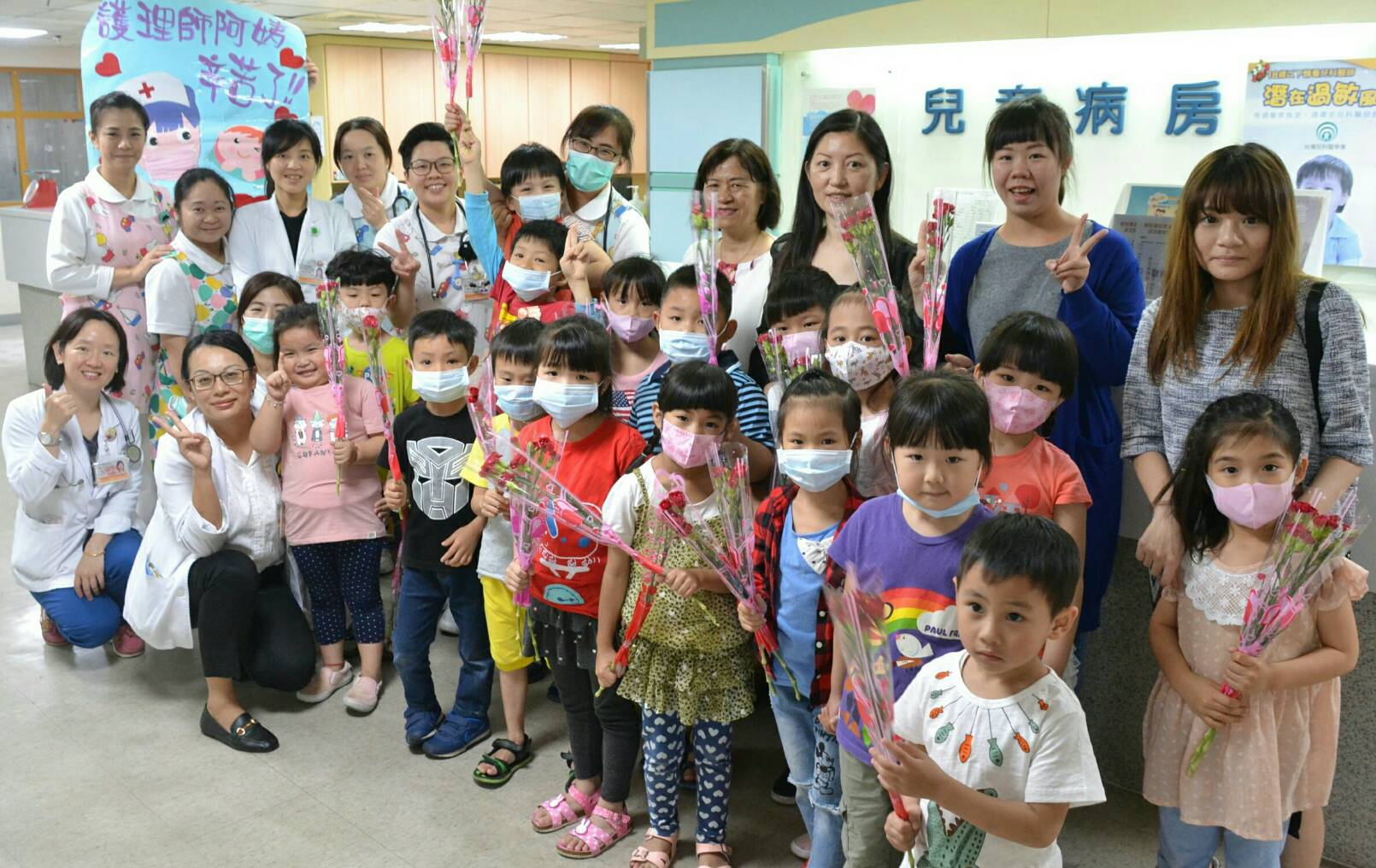 平凡中的偉大 護理師接受幼兒獻上康乃馨剎時淚崩