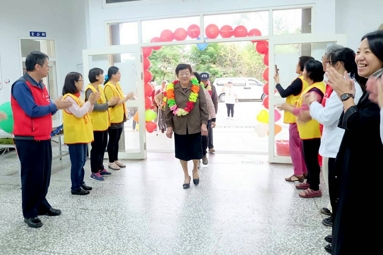 高年級畢業生 失智老人背後感人故事