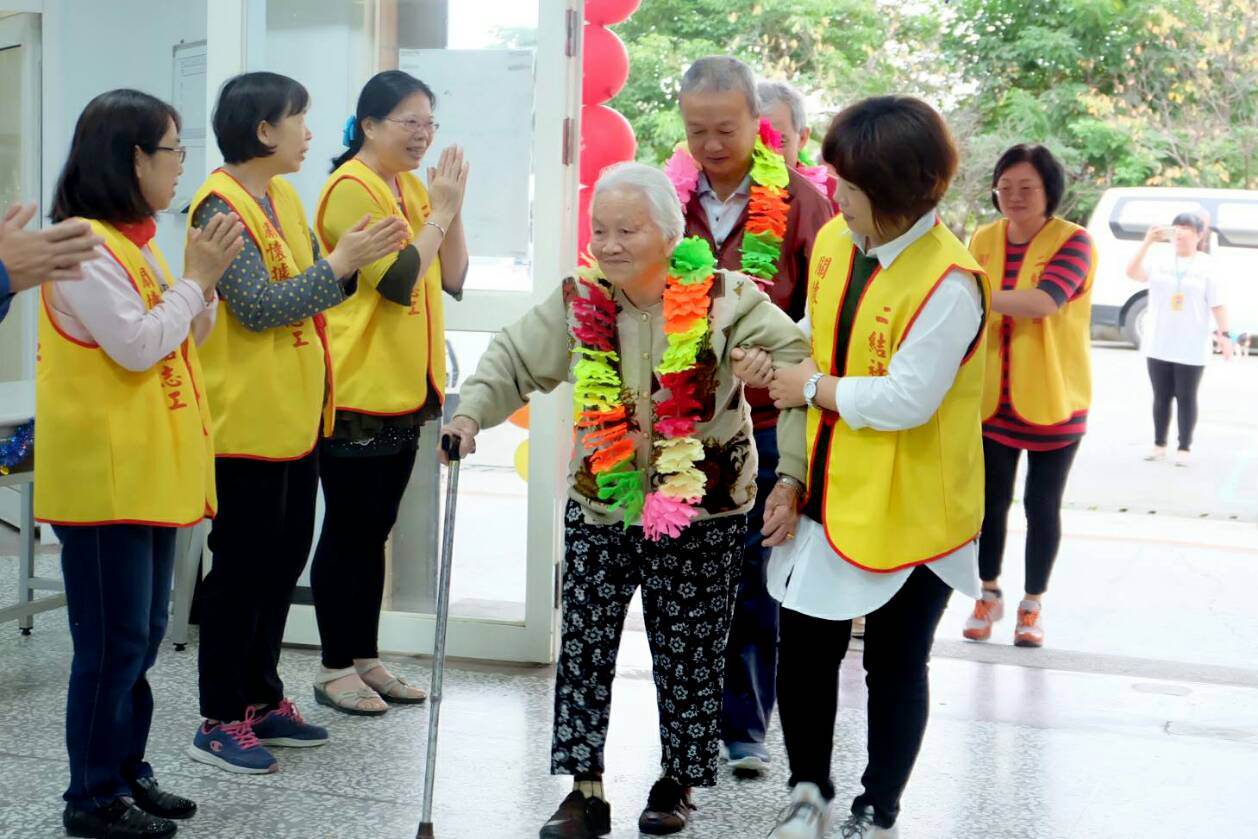 高年級畢業生 失智老人背後感人故事