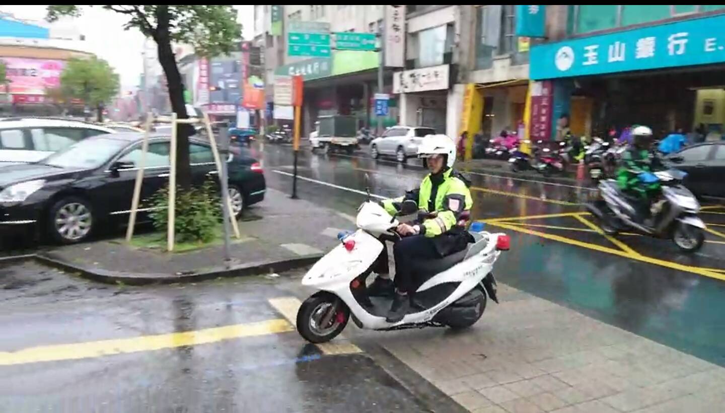 民眾急症命危 警員適時開道救回一命