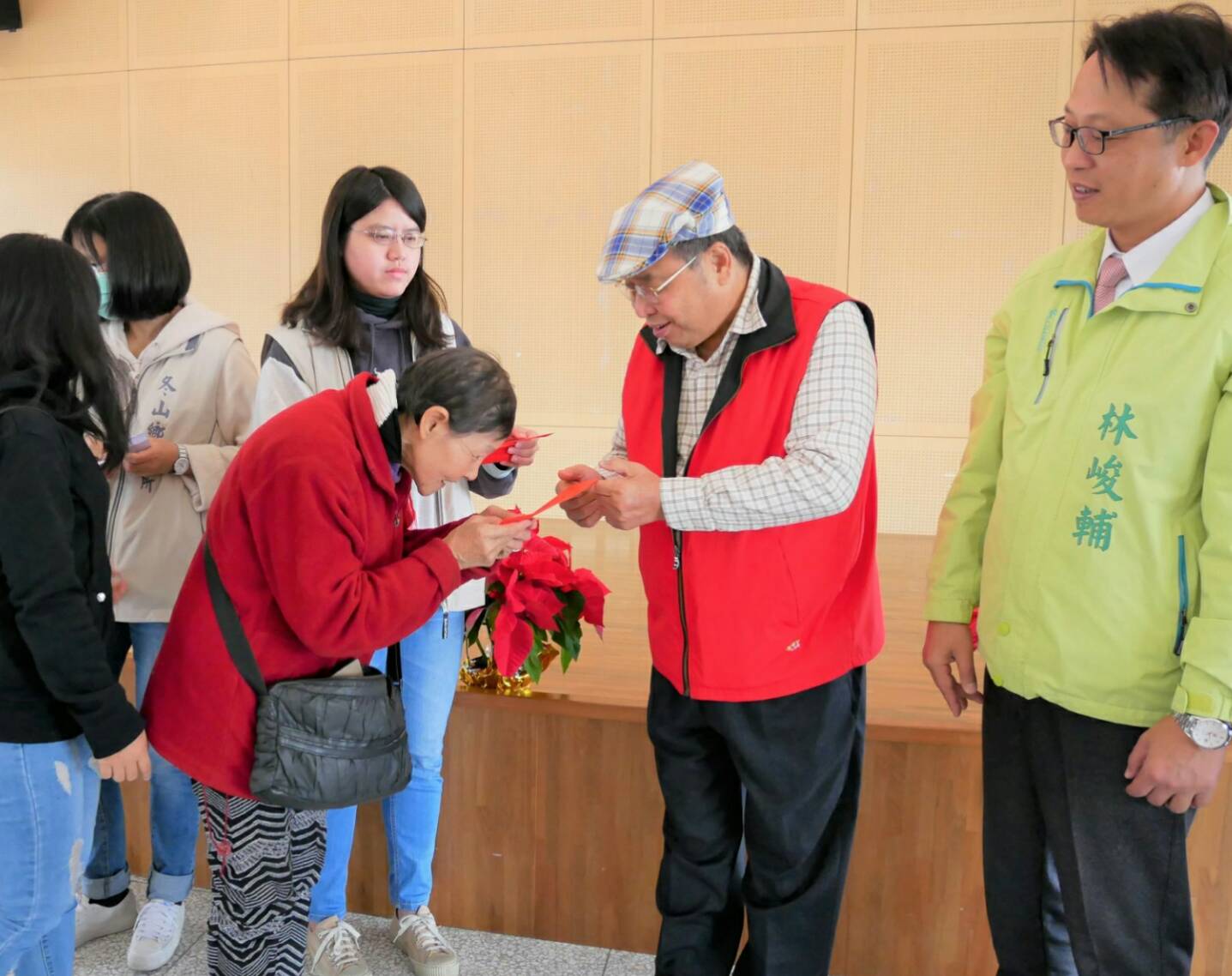 冬山鄉大善人林裕峰 捐助30萬元紅包分贈100戶弱勢家庭