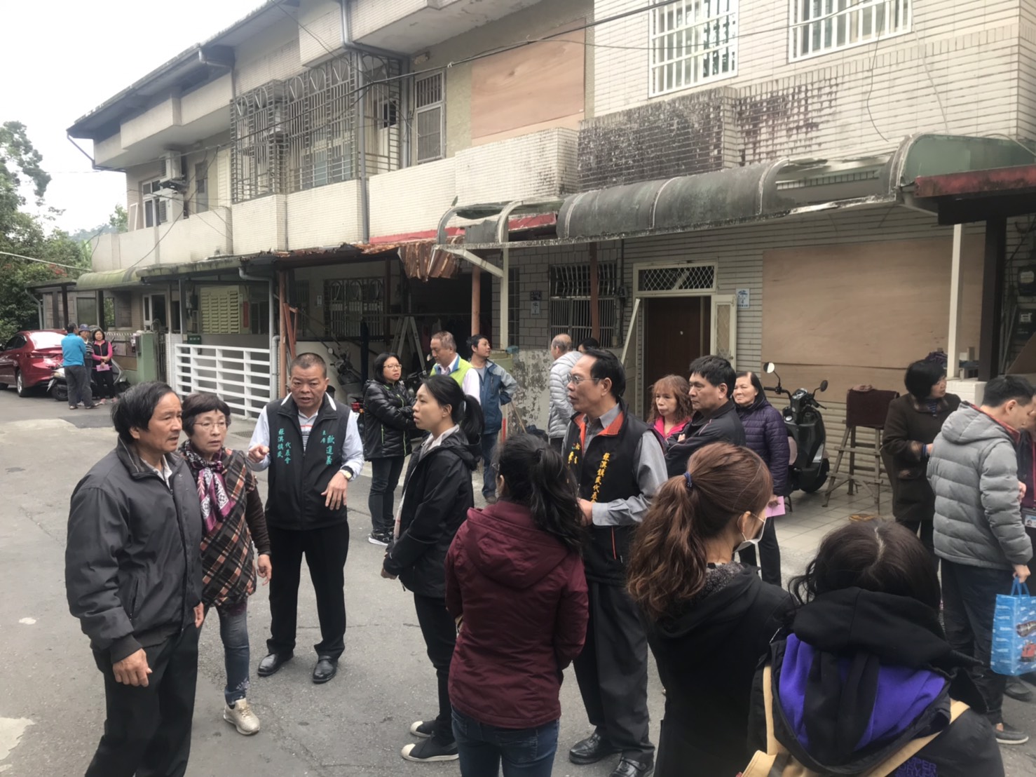【記者陳宣良 / 蘇澳報導】 本月9日發生於宜蘭縣蘇澳鎮聖賢路民宅氣爆案，造成徐姓年輕夫妻及8月大男嬰共三人罹難，左鄰右舍聞之鼻酸，蘇澳鎮民代表會主席歐進義偕同鎮長李明哲已多次前往關懷慰問；歐進義主席呼籲社會各界善心人士，大家踴躍同來捐款以幫助苦主徐姓火災戶度過難關