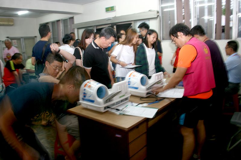 室內也被捐血民眾擠爆