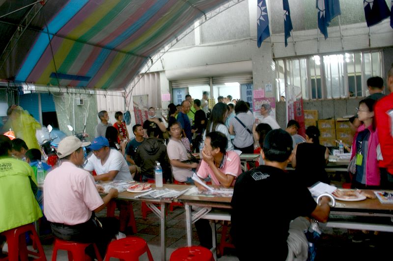 風雨雖大捐血的民眾把遮雨棚擠得水洩不通