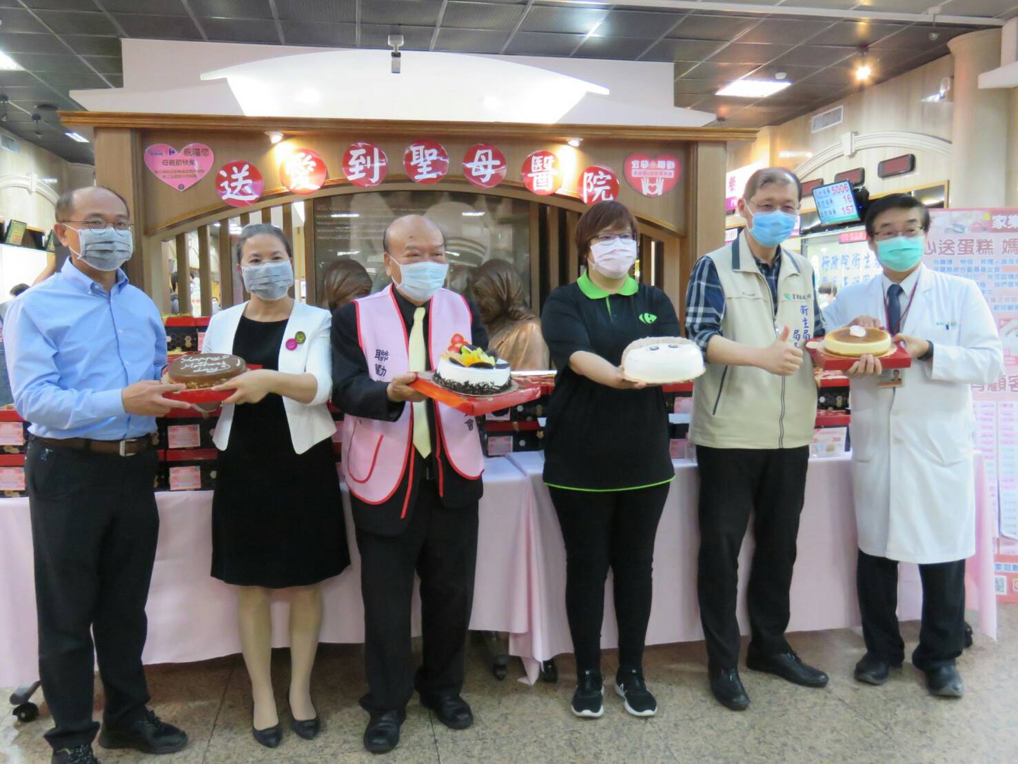 愛心卡片及蛋糕湧至聖母醫院 祝福護理師母親節快樂