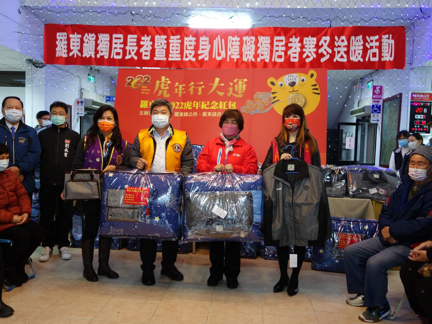 羅東公所結合社團送暖衣