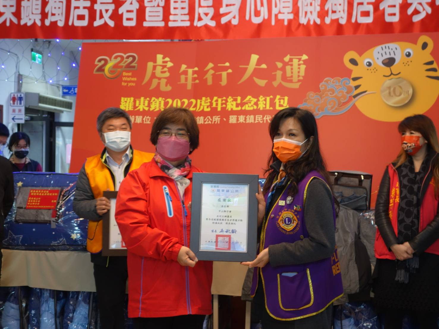 羅東公所結合社團送暖衣